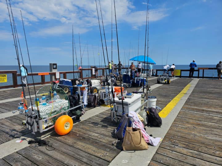 fishing gear in the middle of the pier with fishing people at the edges