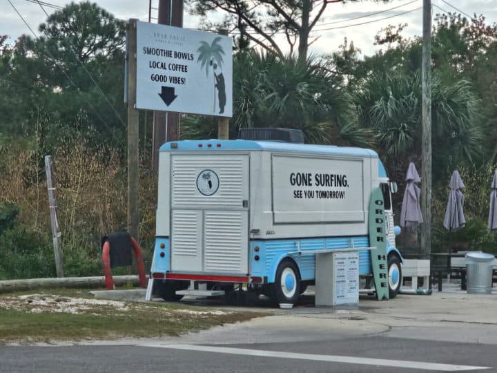 Bear Fruit Bowls blue food truck with sign pointing to it