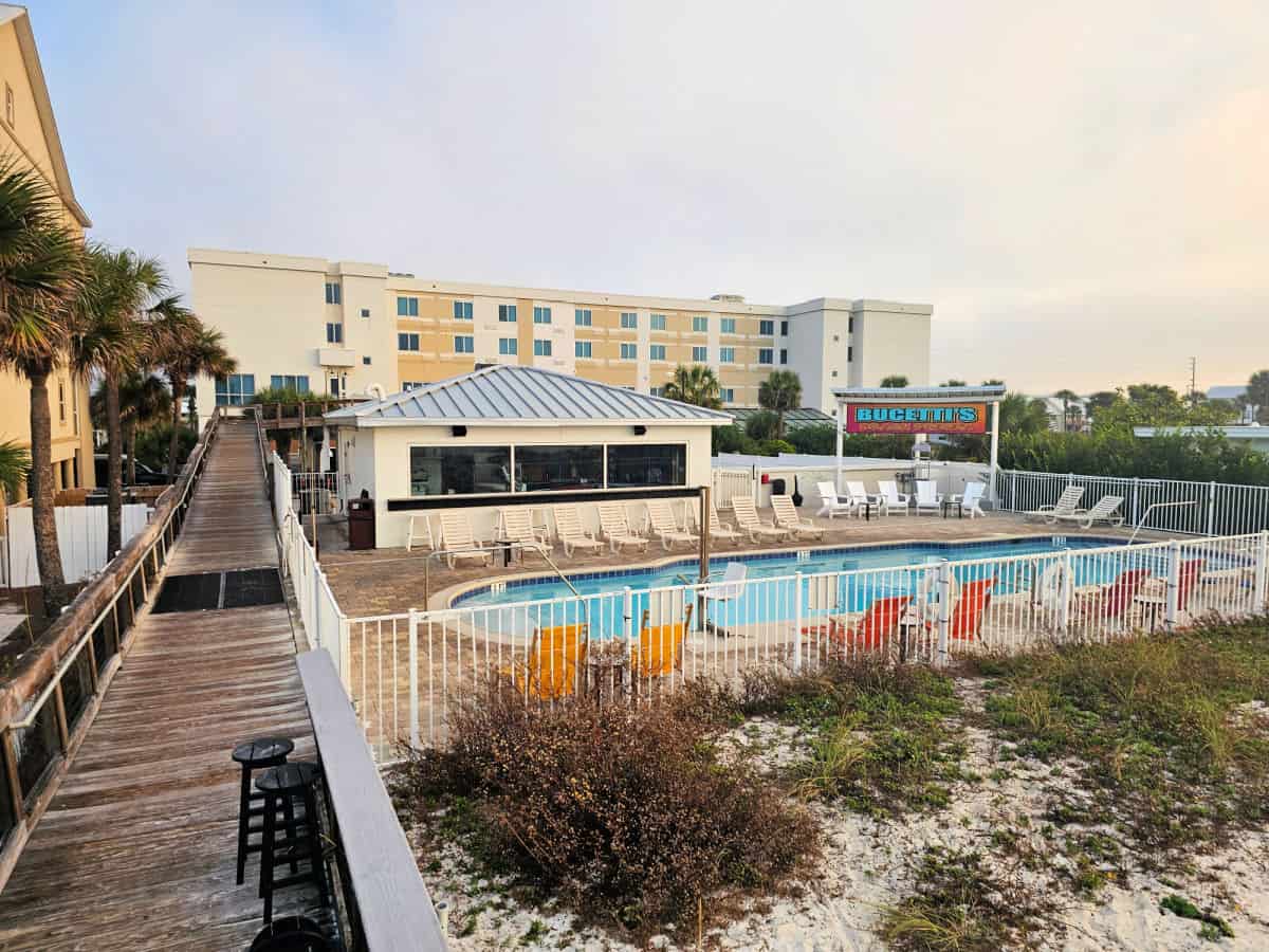 wooden walkway lleading past the outdoor pool to the courtyard marriott fort walton beach entrance