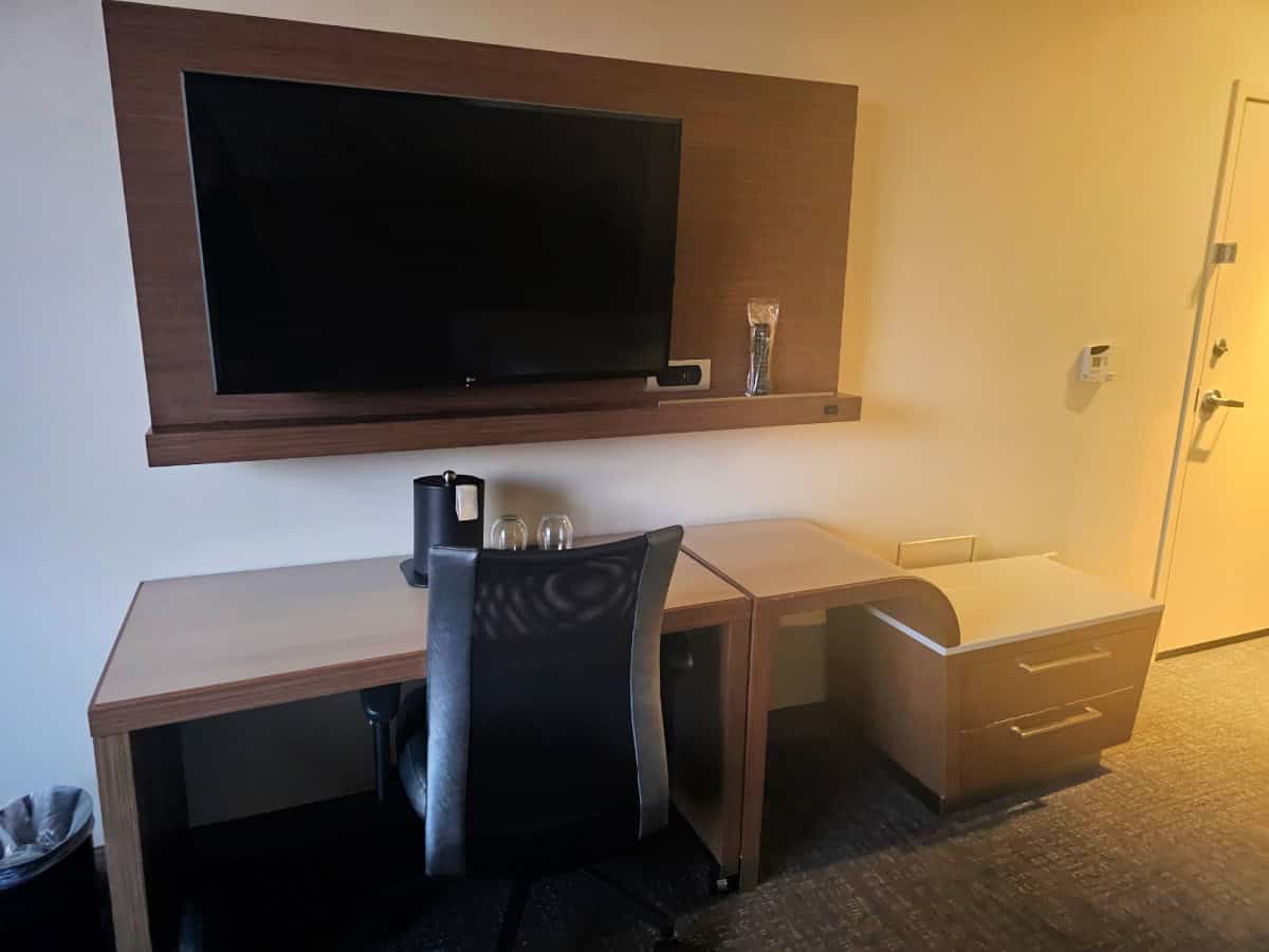 desk area with glasses and ice bucket, flat screen tv on the wall in a courtyard marriott fort walton beach