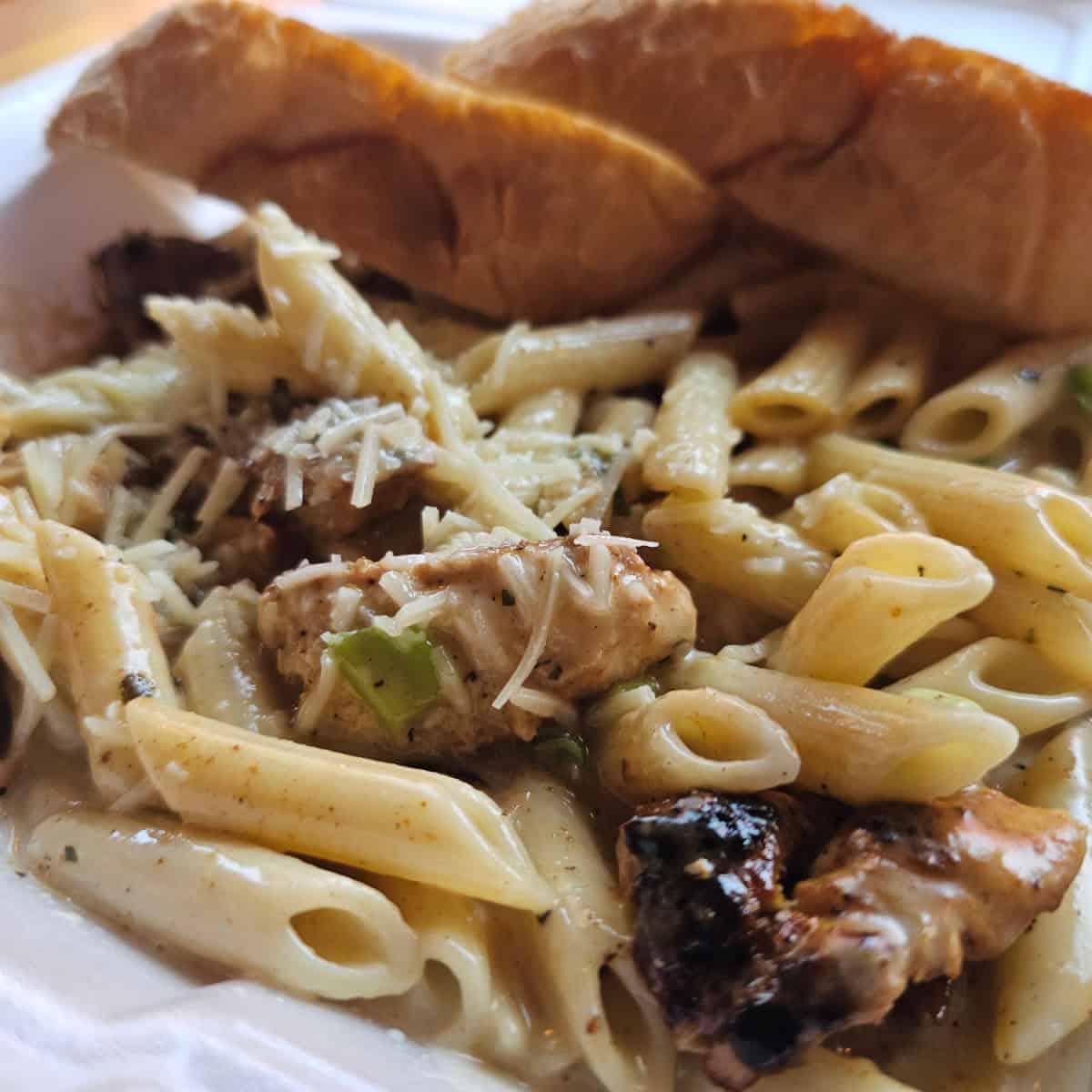 cajun chicken pasta with two slices of bread