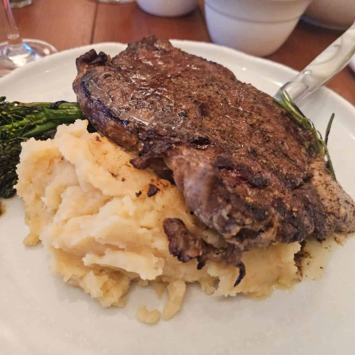 steak with mashed potatoes and asparagus