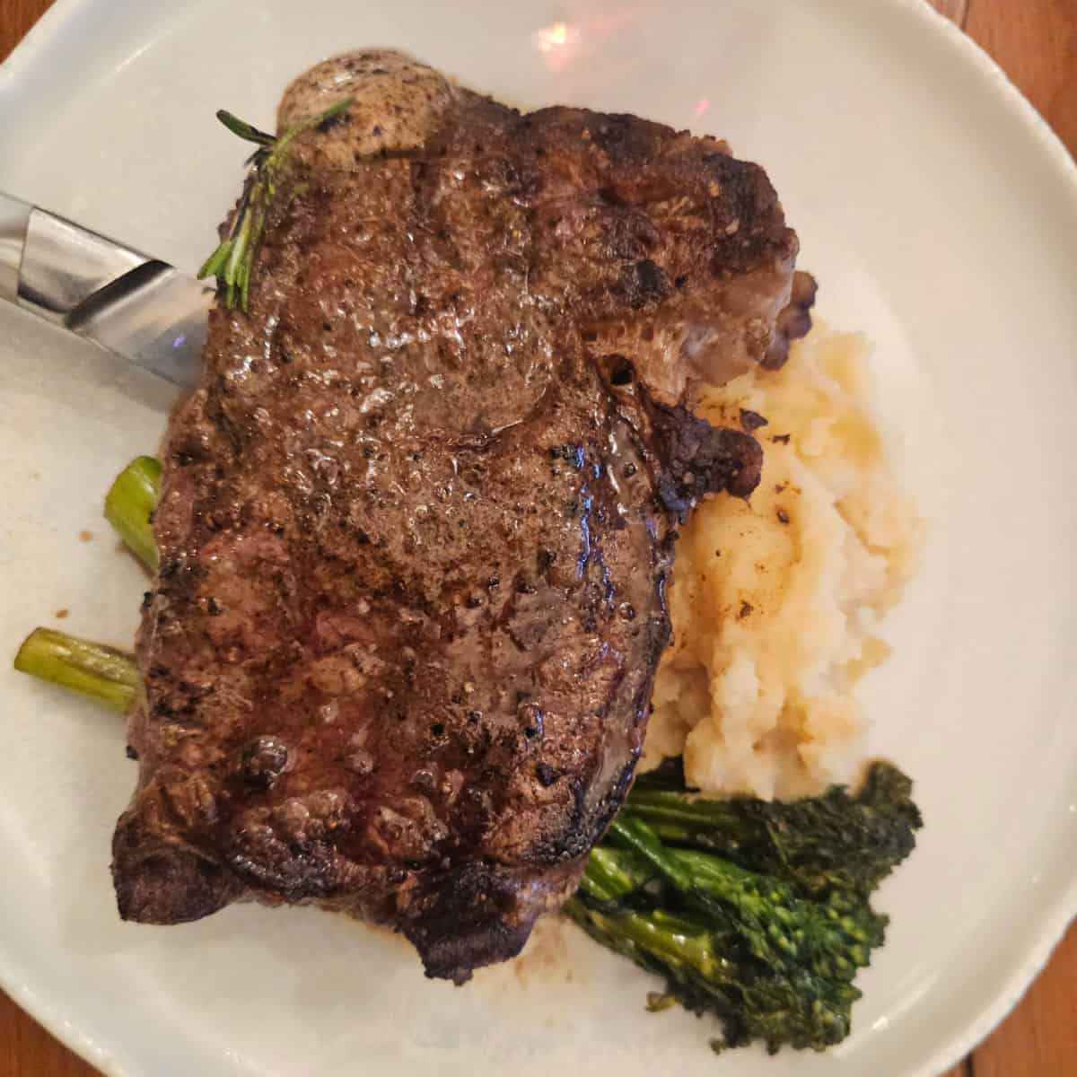 Steak with mashed potatoes and asparagus on a white plate